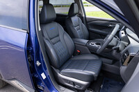 インテリアでは、黒のレザーシートやダーククロームの装飾パーツ、各部に施されたブルーのアクセントなどが特徴となっている。(写真:郡大二郎)