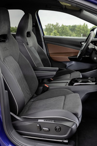 ヘッドレスト一体型シートは表皮にマイクロファイバーを使う。地味なグレーだが、ホールド性も掛け心地も良好。