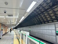 「地下鉄千代田線の国会議事堂駅は核シェルターになっている」という都市伝説は、このトンネル内壁の視覚的効果によるものが大きいと思う。