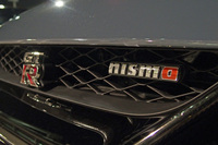 「GT-R NISMO」は、2021年4月に価格未定のまま先行公開され、同時に予約受け付けを開始。価格発表時にはすでに予定していた販売台数を超えていたため、オーダー受け付け終了がアナウンスされた。