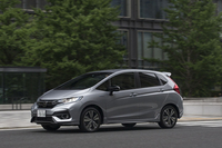 「フィット」の中で最上級グレードとなる「ハイブリッドS Honda SENSING」。唯一、騒音を抑制するフロントウィンドウガラスやフロアアンダーカバーが採用されている。