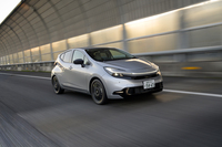 パーキングブレーキが電動式(従来は足踏み式)になったため、アダプティブクルーズコントロールが全車速追従型に進化。エマージェンシーブレーキがオートバイも検知可能になるなど、運転支援装備も充実している。