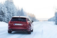 モーターとエンジンを合わせたシステム最高出力は390ps、最大トルクは640Nmとアナウンスされている。