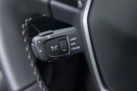 ACCや車線中央維持装置の起動/設定はステアリングポストから生えたレバーで操作する。