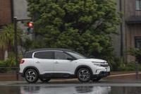 最高出力180PSの1.6リッターターボエンジンと同じく110PSの電気モーターで前輪のみを駆動。システム出力は225PSと公表されている。