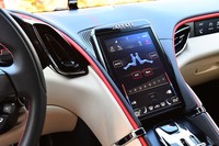 縦型のセンターモニターは8.4インチサイズ。カーナビのほか、空調もこの画面を介して操作する。