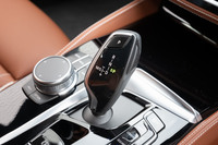 トランスミッションは8段AT。トルコン式ながら、デュアルクラッチ式ATもかくやというダイレクト感を実現している。