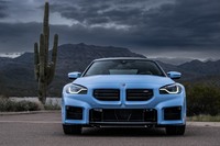 ブリスターフェンダーでワイド感が際立つフロントフェイスは、大きな開口部と相まって、ベースの「2シリーズ クーペ」にはない迫力を醸し出す。