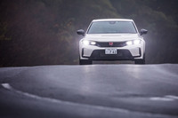 プラットフォームには10代目の改良型となる「ホンダアーキテクチャー」が用いられている。サスペンションはフロントがマクファーソン式、リアがマルチリンク式。構造用接着剤の塗布エリアを先代比で約3.8倍に拡大し、剛性アップを図ったという。