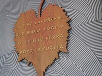 フェルッチョが終生座右の銘とした「意思をもって働けば、葉のあとに果実は実る」。映画では語られていないが、初等学校時代の本人が、聖職者でもあった恩師から授けられた言葉である。