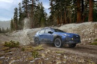 フロント&リアショックアブソーバーの最適なチューニングに加え、不安定な路面でも高いグリップ力を発揮するオールテレインタイヤを装備したと紹介される北米市場の「クロストレック ウィルダネス」。最低地上高は、標準モデルからプラス0.6インチ(約15mm)の9.3インチ(約236mm)を確保している。