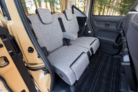 従来モデルから設計が刷新されたリアシート。左右個別に、リクライニングおよびスライド調整や格納が可能なのはこれまでどおりで、新たにセンターアームレストと「マルチユースフラップ」が採用された。