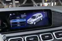 ドライブモードには専用の「マイバッハ」モードが用意される。後席の快適性を最重視したモードであり、運転しているとアクセルペダルを踏んだときの反応がはっきりと穏やかになる。