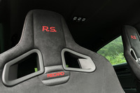 ヘッドレストに「R.S.」の刺しゅうが施されたレカロ製スポーツシートを標準で装備。表皮にアルカンターラが採用されているので、ワインディングロードの走行時でも体がずれにくい。