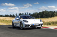 「パナメーラ ターボS E-ハイブリッド」の動力性能は、最高速が310km/h、0-100km/h加速が3.4秒と公表されている。