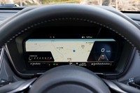 12.3インチのフル液晶メーター。車速などの走行情報や、運転支援システムの作動状態および周辺認識の情報などに加え、カーナビの地図画面を表示することもできる。