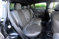 リアシートは6:4の分割可倒式で、中央部にはセンターアームレストおよびトランクスルー機構が備わる。