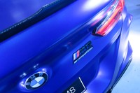 「M8」のロゴと「competition」の文字が入るハイグロスブラック仕上げのエンブレムをリアに装着。