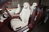 フロントシートにはネックウオーマーが備わっており、ヘッドレスト下のスリットから温風を出すことができる。ヒーターは座面だけでなく、センターアームレストにも内蔵されている。