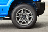 タイヤサイズは175/80R16と、かなりの大径・高偏平。障害物にヒットしないよう、バンパーの左右端は斜めに切り上げられている。