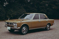 初代「ローレル」(C30)。当初は1966年秋に発売予定だったが、日産とプリンスの合併のあおりを受けて1968年4月までずれ込んでしまった。これは1970年のマイナーチェンジの際に追加された「1800GL」。