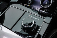 トランスミッションは8段ATを採用。エンジンを始動するとシフトセレクターがせり上がる。