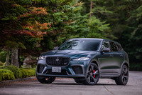 2021年2月に導入が発表された「ジャガーFペース」の2021年モデル。内外装のデザインを刷新し、最新のインフォテインメントシステムや新たなパワートレインを導入するなどの進化を遂げている。