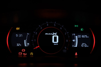 「Moduro X」のロゴが入ったメーターパネル。ボタン操作で、画面の色調を白から赤(写真)に変えることができる。