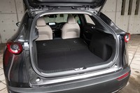 リアシートの背もたれをすべて倒すとフラットな空間が広がる。731mm(「CX-30」よりも55mm低い)という開口部の低さや1020mmという開口幅の広さもありがたい。