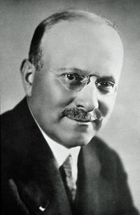 シトロエンの創業者であるアンドレ・シトロエン(1878-1935)。“新しいもの好き”で、自動車に採用する技術はもちろん、マーケティングや広告にも新しい手法を取り入れ、新興のシトロエンをフランス屈指のメーカーに成長させた。