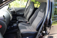 運転席と助手席には、レカロのスポーツシート「LX-F IM110」を装備。リアシートも同車専用の意匠となっている。