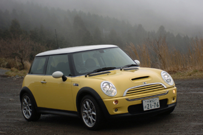 【スペック】全長×全幅×全高=3655×1690×1445mm/ホイールベース=2465mm/車重=1210kg/駆動方式=FF/1.6リッター直4SOHC 16バルブ・スーパーチャージャー・インタークーラー付き(170ps/6000rpm、22.4kgm/4000rpm)/価格=295万500円(テスト車=353万5350円/17インチアロイホイール=16万8000円/自動防眩機能付きルームミラー=1万500円/ウッドサーフェスインテリア=1万8900円/コクピット・クロノ・パッケージ=2万6250円/ナビゲーションシステム=28万3500円/CDチェンジャー=4万6200円/ホワイトインジケーターライト=8400円/ETC車載パッケージ=2万3100円)