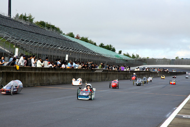 グループII(高校クラス)のレースシーン。使用コースはオーバルのスーパースピードウェイだが、メインストレートはピットロードを走行する。