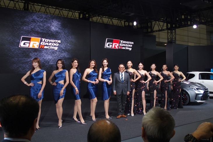 フォトセッションに臨む、モリゾウことトヨタ自動車の豊田章男会長(写真中央右側)。