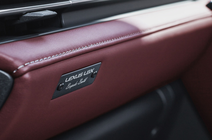 ダッシュボードの端には「Bespoke Build」と刻まれたプレートが貼られる。