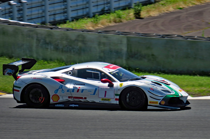 「フェラーリ・チャレンジ」は、サーキット専用車「フェラーリ488EVO」で競われるワンメイクレースだ。フェラーリ・ジャパンは各レース20台ほどのエントリーを見込んでいるが、今回は26台ものマシンが参戦した。