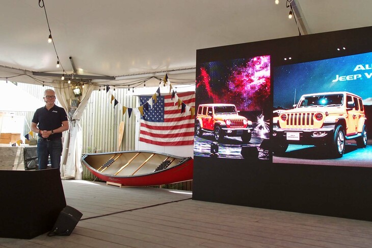 メインステージでは、まずステランティス ジャパンのポンタス・ヘグストロム代表取締役社長兼CEOによるプレゼンテーションが行われた。「グラディーエーター」については「まさに、クールな『ラングラー』の極み。これほど強烈な個性を放つクルマは他にありません」と大絶賛。