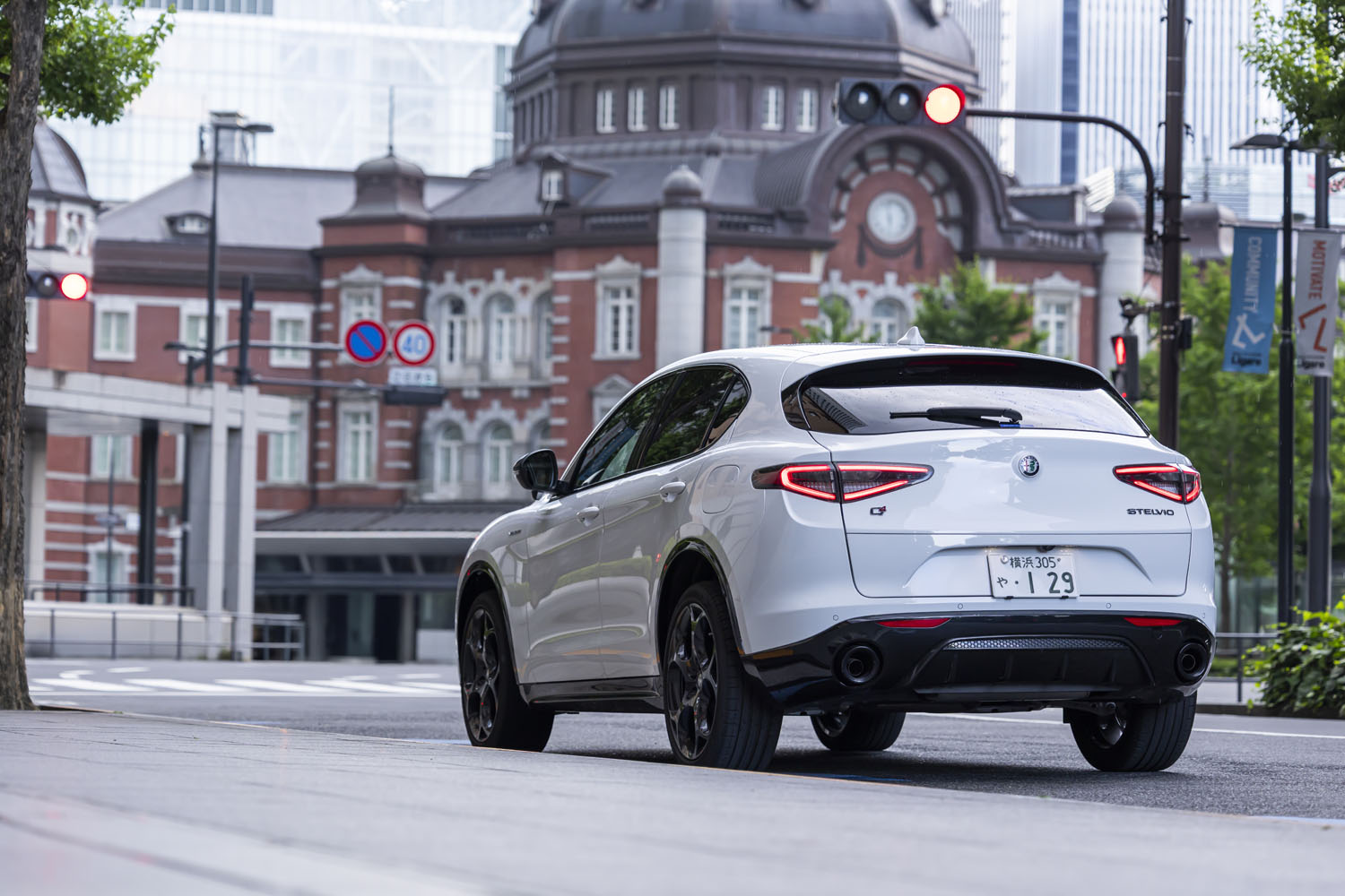 ボディーカラーはグレードにより最大5色をラインナップ。今回試乗した「ヴェローチェ」では写真の「アルファ ホワイト」のほかに、「アルファ レッド」「ヴェスビオ グレー」「ブルカノ ブラック」「ミザーノ ブルー」が選べる。