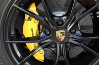 20インチの「カレラSホイール」。オプションの「ポルシェ セラミック コンポジット ブレーキ(PCCB)」を選択すると、黄色いブレーキキャリパーが装着される。
