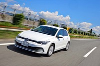 「eTSIアクティブ」で高速道路を行く。アクセルオフ時には頻繁にエンジンが停止してコースティング走行になる。アクセルを踏み込んだ際のエンジン再始動もスムーズだ。