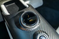 ダイヤル式の走行モードセレクターは上面がタッチパネルになっている。表面をフリックする(指先でなでる)と画面がサスペンションの設定画面(写真)へと切り替わる。