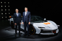 フェラーリジャパンのドナート・ロマニエッロ代表(写真向かって左)と、フェラーリ極東・中東地域代表のディーター・クネヒテル氏(同右)。