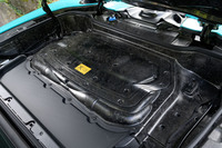 ここがルーフの収納スペース。この下にエンジンルームがあるはずだが、カーボンのケースで覆われているため簡単にはアクセスできない。ボルトの頭は星型。