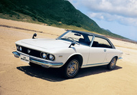 「マツダ・ルーチェ ロータリークーペ」。センターピラーレスで三角窓もない、“フルオープン”と呼ばれたサイドビューを持つハードトップは国産初だった。