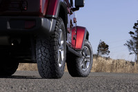 ワイルドな見た目と高い走破性、そして快適性をバランスさせた「ディスカバラー ラギッド トレック」。注目すべきSUVの本場アメリカ生まれのオールシーズンタイヤだ。