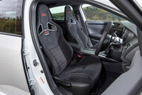 高いホールド性と適度な快適性を併せ持つ、RECARO製のバケットシート。表皮は滑りにくく質感のよいアルカンターラで、バックレストには「R.S.」「RECARO」のロゴがあしらわれる。