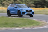 ジャガーFペースSVR
ボディーサイズ:全長×全幅×全高=4740×1960×1670mm/ホイールベース:2875mm/車重:2070kg/駆動方式:4WD/エンジン:5リッターV8 DOHC 32バルブ スーパーチャージャー付き/トランスミッション:8段AT/最高出力:550PS(405kW)/6000-6500rpm/最大トルク:680N・m(69.4kgf・m)/2500-5500rpm/タイヤ:(前)265/40ZR22 (後)295/35ZR22/価格:1306万円