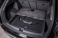 後席使用時の荷室容量は520リッターで、背もたれを前方に倒せば最大1490リッターに拡大できる。荷室床面は2段階の調整式で、床面を上部にセットした場合(写真)は、床下に普通充電器を収納可能なスペースが生まれる。