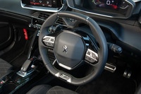 小径のステアリングホイールによる独特の操作感も、今日のプジョーの特徴。ガソリン車の「SUV 2008」にはシフトパドルが標準装備される。