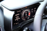 「R8」では、メーターや各種情報のほか、ナビゲーション表示も可能な「アウディバーチャルコックピット」がグレードを問わず標準装備となる。